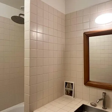 Charming Spacious T2 In The 18th - Paris