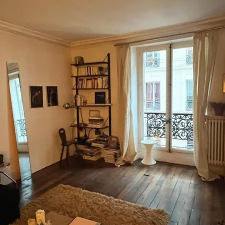 Charming Spacious T2 In The 18th -